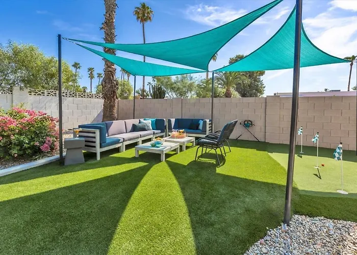 Spacious Desert Heated Pool Holiday home *