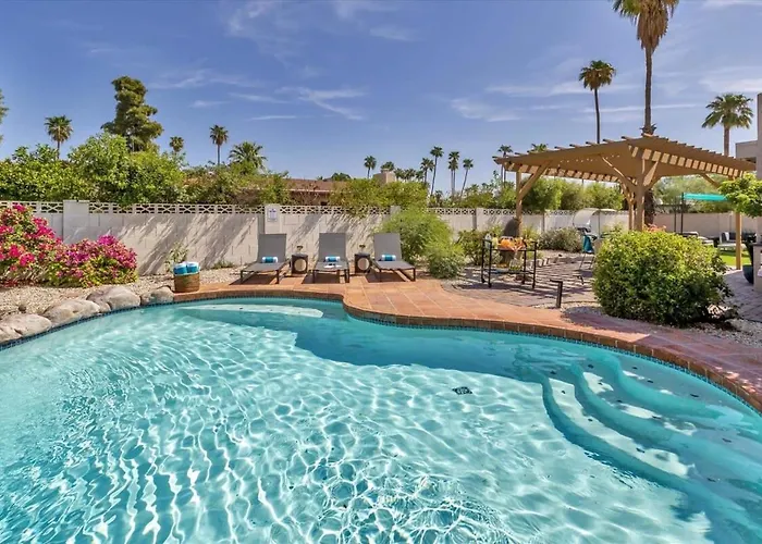 Spacious Desert Heated Pool