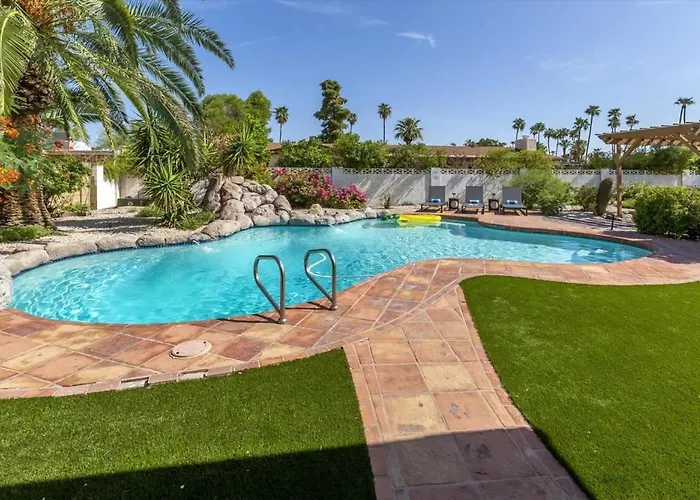 Spacious Desert Heated Pool Holiday home *